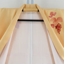 画像をギャラリービューアに読み込む, 付下げ 袷 黄色ｘオレンジ色 葡萄紋様 刺繍入り 広衿 正絹 仕立て上がり着物 身丈165cm