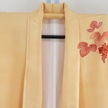 画像をギャラリービューアに読み込む, 付下げ 袷 黄色ｘオレンジ色 葡萄紋様 刺繍入り 広衿 正絹 仕立て上がり着物 身丈165cm