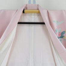 画像をギャラリービューアに読み込む, 付下げ 袷 ピンク系 パステル系 ピンク色ｘ薄緑色ｘ黄色 加賀友禅調 花紋様 広衿 正絹 仕立て上がり着物 身丈163cm