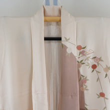 画像をギャラリービューアに読み込む, 付下げ 袷 薄オレンジ色ｘ茶色 パステル系 ベージュ系 扇子に菊紋様 刺繍入り 金糸 広衿 正絹 仕立て上がり着物 身丈154cm