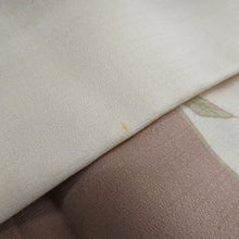 画像をギャラリービューアに読み込む, 付下げ 袷 薄オレンジ色ｘ茶色 パステル系 ベージュ系 扇子に菊紋様 刺繍入り 金糸 広衿 正絹 仕立て上がり着物 身丈154cm