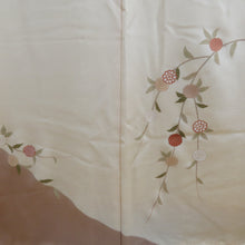 画像をギャラリービューアに読み込む, 付下げ 袷 薄オレンジ色ｘ茶色 パステル系 ベージュ系 扇子に菊紋様 刺繍入り 金糸 広衿 正絹 仕立て上がり着物 身丈154cm