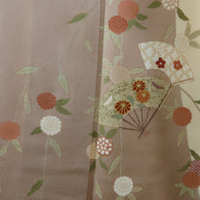 画像をギャラリービューアに読み込む, 付下げ 袷 薄オレンジ色ｘ茶色 パステル系 ベージュ系 扇子に菊紋様 刺繍入り 金糸 広衿 正絹 仕立て上がり着物 身丈154cm