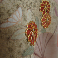 画像をギャラリービューアに読み込む, 付下げ 袷 薄オレンジ色ｘ茶色 パステル系 ベージュ系 扇子に菊紋様 刺繍入り 金糸 広衿 正絹 仕立て上がり着物 身丈154cm