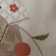 画像をギャラリービューアに読み込む, 付下げ 袷 薄オレンジ色ｘ茶色 パステル系 ベージュ系 扇子に菊紋様 刺繍入り 金糸 広衿 正絹 仕立て上がり着物 身丈154cm