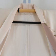 画像をギャラリービューアに読み込む, 付下げ 袷 薄オレンジ色ｘ茶色 パステル系 ベージュ系 扇子に菊紋様 刺繍入り 金糸 広衿 正絹 仕立て上がり着物 身丈154cm