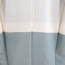 画像をギャラリービューアに読み込む, 訪問着 袷 グレーブルーｘゴールドｘ多色 箔に花紋様 一つ紋 右三つ巴紋 広衿 余り布付き 正絹 パールトーン加工入り 仕立て上がり着物 身丈154cm