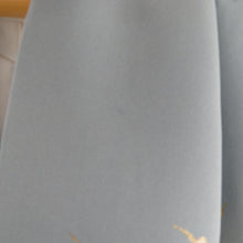 画像をギャラリービューアに読み込む, 訪問着 袷 グレーブルーｘゴールドｘ多色 箔に花紋様 一つ紋 右三つ巴紋 広衿 余り布付き 正絹 パールトーン加工入り 仕立て上がり着物 身丈154cm