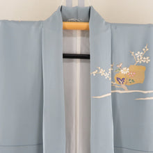 画像をギャラリービューアに読み込む, 訪問着 袷 グレーブルーｘゴールドｘ多色 箔に花紋様 一つ紋 右三つ巴紋 広衿 余り布付き 正絹 パールトーン加工入り 仕立て上がり着物 身丈154cm