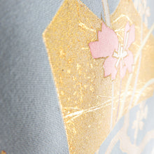 画像をギャラリービューアに読み込む, 訪問着 袷 グレーブルーｘゴールドｘ多色 箔に花紋様 一つ紋 右三つ巴紋 広衿 余り布付き 正絹 パールトーン加工入り 仕立て上がり着物 身丈154cm