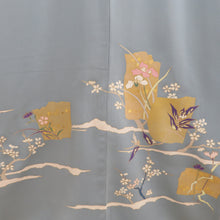 画像をギャラリービューアに読み込む, 訪問着 袷 グレーブルーｘゴールドｘ多色 箔に花紋様 一つ紋 右三つ巴紋 広衿 余り布付き 正絹 パールトーン加工入り 仕立て上がり着物 身丈154cm