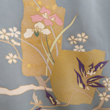 画像をギャラリービューアに読み込む, 訪問着 袷 グレーブルーｘゴールドｘ多色 箔に花紋様 一つ紋 右三つ巴紋 広衿 余り布付き 正絹 パールトーン加工入り 仕立て上がり着物 身丈154cm