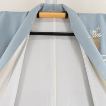 画像をギャラリービューアに読み込む, 訪問着 袷 グレーブルーｘゴールドｘ多色 箔に花紋様 一つ紋 右三つ巴紋 広衿 余り布付き 正絹 パールトーン加工入り 仕立て上がり着物 身丈154cm