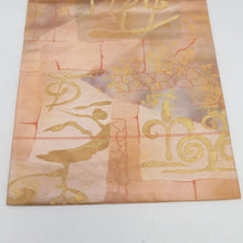 画像をギャラリービューアに読み込む, 名古屋帯 正絹 サーモンピンク色ｘ金色 金糸 幾何学文様 六通柄 カジュアル 仕立て上がり 着物帯 長さ356cm