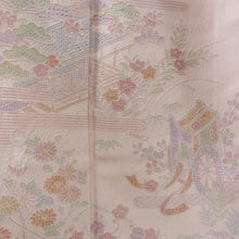 画像をギャラリービューアに読み込む, 付下げ 袷 ピンク色ｘ薄紫色ｘ多色 パステル系 スワトー刺繍入り 花々に御所車紋様 広衿 正絹 仕立て上がり着物 身丈158cm