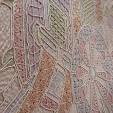 画像をギャラリービューアに読み込む, 付下げ 袷 ピンク色ｘ薄紫色ｘ多色 パステル系 スワトー刺繍入り 花々に御所車紋様 広衿 正絹 仕立て上がり着物 身丈158cm