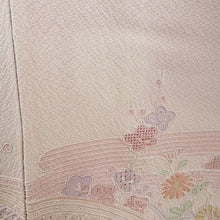 画像をギャラリービューアに読み込む, 付下げ 袷 ピンク色ｘ薄紫色ｘ多色 パステル系 スワトー刺繍入り 花々に御所車紋様 広衿 正絹 仕立て上がり着物 身丈158cm