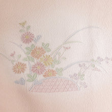 画像をギャラリービューアに読み込む, 付下げ 袷 ピンク色ｘ薄紫色ｘ多色 パステル系 スワトー刺繍入り 花々に御所車紋様 広衿 正絹 仕立て上がり着物 身丈158cm