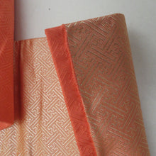画像をギャラリービューアに読み込む, 名古屋帯 正絹 扇子に鳥紋様 刺繍入り お太鼓柄 薄オレンジ色ｘ金色ｘ多色 金糸 カジュアル 仕立て上がり 着物帯 長さ343cm