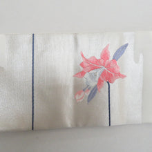 画像をギャラリービューアに読み込む, 名古屋帯 正絹 水仙紋様 刺繍入り お太鼓柄 銀糸 銀色ｘピンク色ｘ青色 カジュアル 仕立て上がり 着物帯 長さ359cm 未使用品