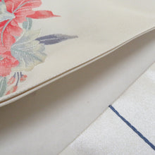 画像をギャラリービューアに読み込む, 名古屋帯 正絹 水仙紋様 刺繍入り お太鼓柄 銀糸 銀色ｘピンク色ｘ青色 カジュアル 仕立て上がり 着物帯 長さ359cm 未使用品