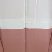Load image into Gallery viewer, 色無地 くすみピンク色 袷 広衿 花菱紋 地紋入り パールトーン加工入り 正絹 仕立て上がり 身丈161cm