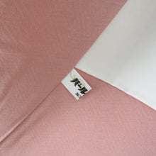 Load image into Gallery viewer, 色無地 くすみピンク色 袷 広衿 花菱紋 地紋入り パールトーン加工入り 正絹 仕立て上がり 身丈161cm