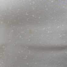 Load image into Gallery viewer, 訪問着 袷 灰色ｘ薄ピンク色 グレー系 ぼかし タタキ染め 小花紋様 一つ紋 蔦紋 広衿 正絹 仕立て上がり着物 身丈157cm