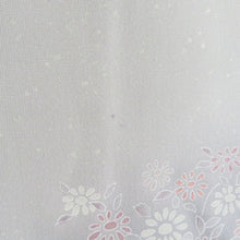 Load image into Gallery viewer, 訪問着 袷 灰色ｘ薄ピンク色 グレー系 ぼかし タタキ染め 小花紋様 一つ紋 蔦紋 広衿 正絹 仕立て上がり着物 身丈157cm