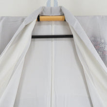 Load image into Gallery viewer, 訪問着 袷 灰色ｘ薄ピンク色 グレー系 ぼかし タタキ染め 小花紋様 一つ紋 蔦紋 広衿 正絹 仕立て上がり着物 身丈157cm