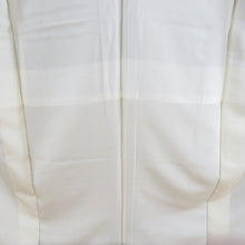 Load image into Gallery viewer, 訪問着 袷 灰色ｘ薄ピンク色 グレー系 ぼかし タタキ染め 小花紋様 一つ紋 蔦紋 広衿 正絹 仕立て上がり着物 身丈157cm