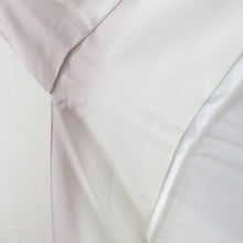 Load image into Gallery viewer, 訪問着 袷 灰色ｘ薄ピンク色 グレー系 ぼかし タタキ染め 小花紋様 一つ紋 蔦紋 広衿 正絹 仕立て上がり着物 身丈157cm