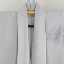 Load image into Gallery viewer, 訪問着 袷 灰色ｘ薄ピンク色 グレー系 ぼかし タタキ染め 小花紋様 一つ紋 蔦紋 広衿 正絹 仕立て上がり着物 身丈157cm