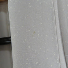Load image into Gallery viewer, 訪問着 袷 灰色ｘ薄ピンク色 グレー系 ぼかし タタキ染め 小花紋様 一つ紋 蔦紋 広衿 正絹 仕立て上がり着物 身丈157cm