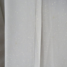 Load image into Gallery viewer, 訪問着 袷 灰色ｘ薄ピンク色 グレー系 ぼかし タタキ染め 小花紋様 一つ紋 蔦紋 広衿 正絹 仕立て上がり着物 身丈157cm