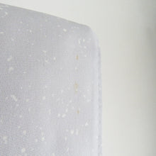 Load image into Gallery viewer, 訪問着 袷 灰色ｘ薄ピンク色 グレー系 ぼかし タタキ染め 小花紋様 一つ紋 蔦紋 広衿 正絹 仕立て上がり着物 身丈157cm