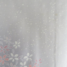 Load image into Gallery viewer, 訪問着 袷 灰色ｘ薄ピンク色 グレー系 ぼかし タタキ染め 小花紋様 一つ紋 蔦紋 広衿 正絹 仕立て上がり着物 身丈157cm