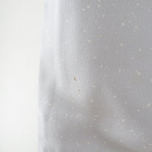 Load image into Gallery viewer, 訪問着 袷 灰色ｘ薄ピンク色 グレー系 ぼかし タタキ染め 小花紋様 一つ紋 蔦紋 広衿 正絹 仕立て上がり着物 身丈157cm