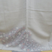 Load image into Gallery viewer, 訪問着 袷 灰色ｘ薄ピンク色 グレー系 ぼかし タタキ染め 小花紋様 一つ紋 蔦紋 広衿 正絹 仕立て上がり着物 身丈157cm