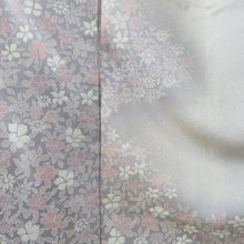 Load image into Gallery viewer, 訪問着 袷 灰色ｘ薄ピンク色 グレー系 ぼかし タタキ染め 小花紋様 一つ紋 蔦紋 広衿 正絹 仕立て上がり着物 身丈157cm