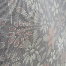 Load image into Gallery viewer, 訪問着 袷 灰色ｘ薄ピンク色 グレー系 ぼかし タタキ染め 小花紋様 一つ紋 蔦紋 広衿 正絹 仕立て上がり着物 身丈157cm