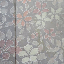 Load image into Gallery viewer, 訪問着 袷 灰色ｘ薄ピンク色 グレー系 ぼかし タタキ染め 小花紋様 一つ紋 蔦紋 広衿 正絹 仕立て上がり着物 身丈157cm