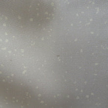 Load image into Gallery viewer, 訪問着 袷 灰色ｘ薄ピンク色 グレー系 ぼかし タタキ染め 小花紋様 一つ紋 蔦紋 広衿 正絹 仕立て上がり着物 身丈157cm