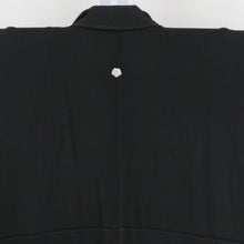Load image into Gallery viewer, 黒留袖 松竹梅に菊文様 蔦紋 正絹 落款入り 比翼 袷 広衿 礼装着物 フォーマル 仕立て上がり 身丈158cm