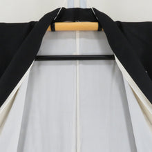 Load image into Gallery viewer, 黒留袖 風景紋様 五三桐蔦紋 正絹 黒色ｘ青色ｘ多色 落款入り 比翼 袷 広衿 礼装着物 フォーマル 仕立て上がり 身丈155cm