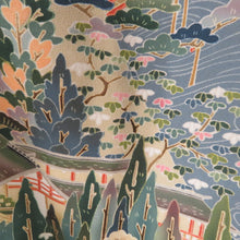 Load image into Gallery viewer, 黒留袖 風景紋様 五三桐蔦紋 正絹 黒色ｘ青色ｘ多色 落款入り 比翼 袷 広衿 礼装着物 フォーマル 仕立て上がり 身丈155cm