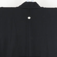 Load image into Gallery viewer, 黒留袖 風景紋様 五三桐蔦紋 正絹 黒色ｘ青色ｘ多色 落款入り 比翼 袷 広衿 礼装着物 フォーマル 仕立て上がり 身丈155cm