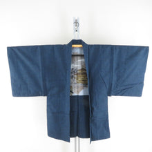 Load image into Gallery viewer, 男着物 紬 アンサンブル 襦袢付 袷 紺色 正絹 男性用きもの 羽織 金閣寺模様 襦袢セット 絞り 三点セット メンズ 仕立て上がり 和服 男物 カジュアル 身丈143cm