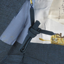 Load image into Gallery viewer, 男着物 紬 アンサンブル 襦袢付 袷 紺色 正絹 男性用きもの 羽織 金閣寺模様 襦袢セット 絞り 三点セット メンズ 仕立て上がり 和服 男物 カジュアル 身丈143cm