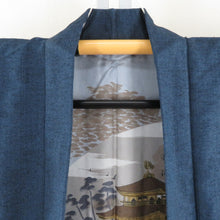 Load image into Gallery viewer, 男着物 紬 アンサンブル 襦袢付 袷 紺色 正絹 男性用きもの 羽織 金閣寺模様 襦袢セット 絞り 三点セット メンズ 仕立て上がり 和服 男物 カジュアル 身丈143cm